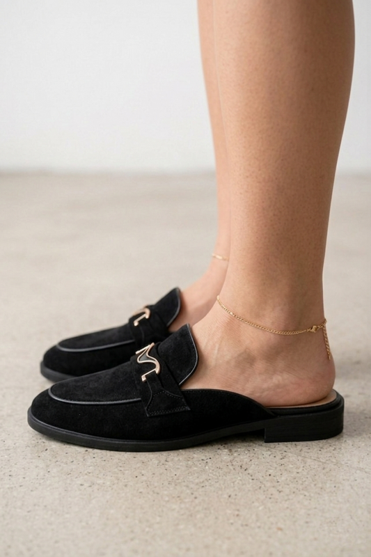 Mocassins mules en faux daim noir pour femmes avec détails dorés | Tropico Chaussures