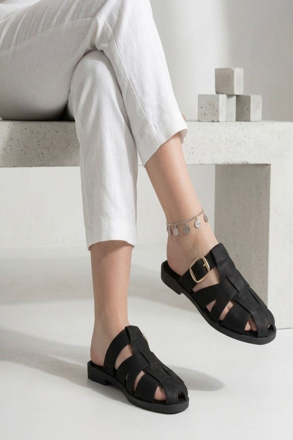 Sandales noires à brides et boucle dorée