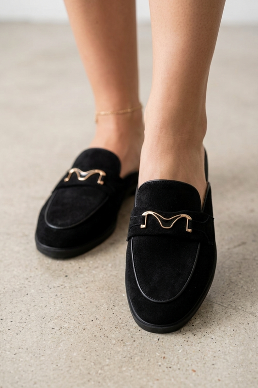 Mocassins mules en faux daim noir pour femmes avec détails dorés | Tropico Chaussures