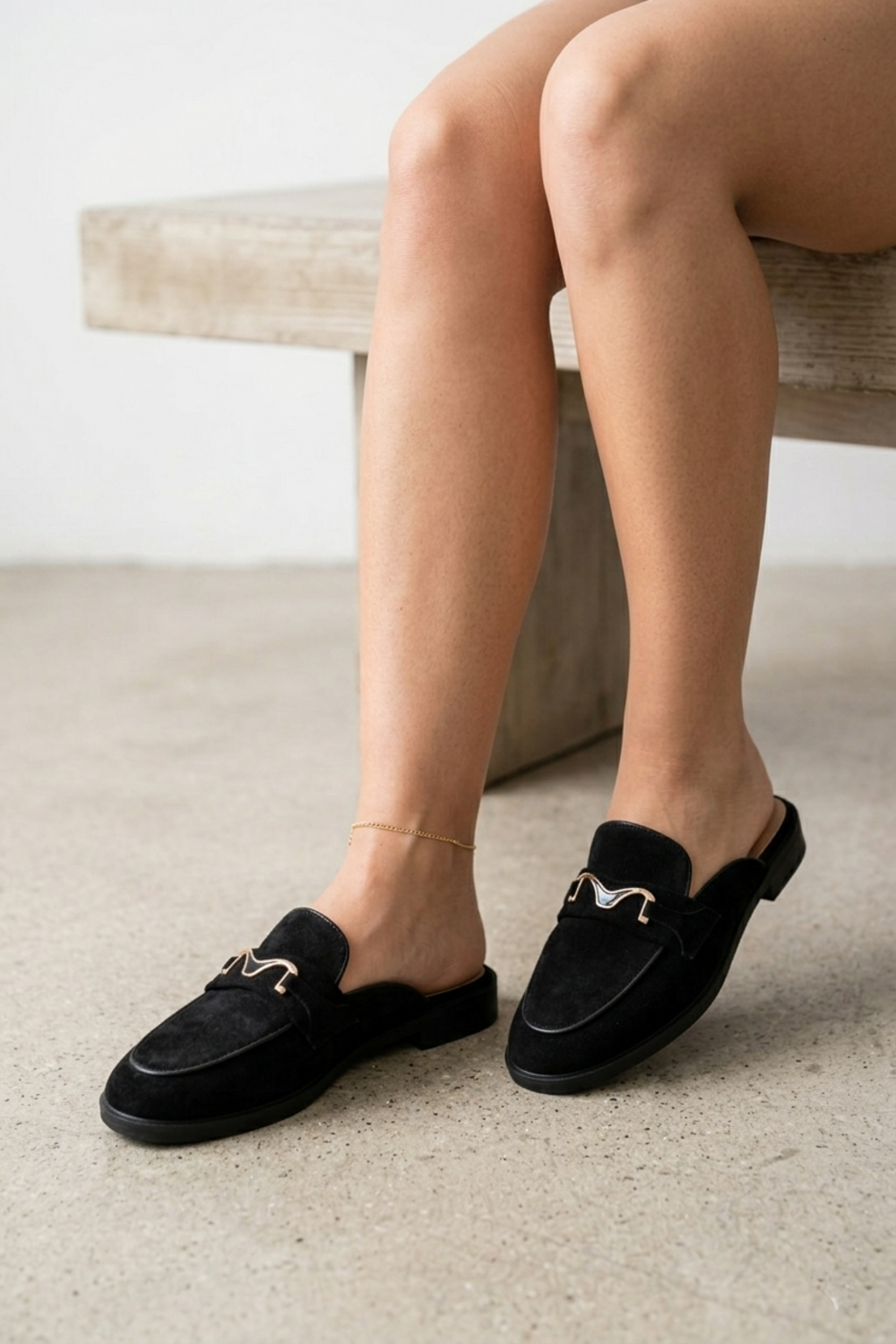Mocassins mules en faux daim noir pour femmes avec détails dorés | Tropico Chaussures