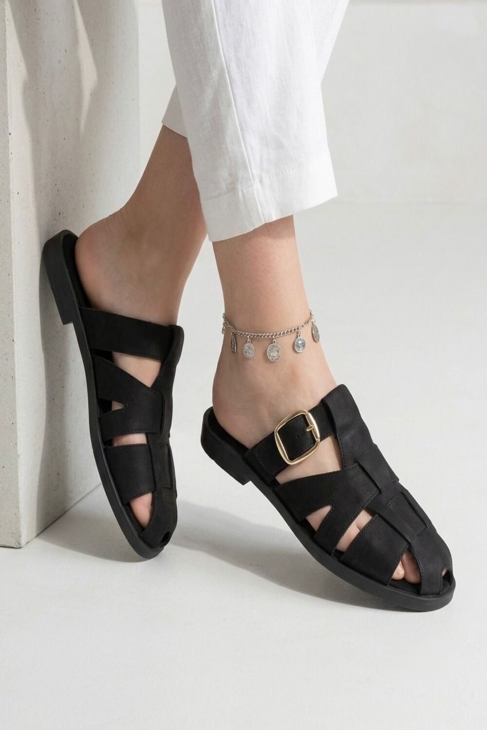 Sandales noires à brides et boucle dorée