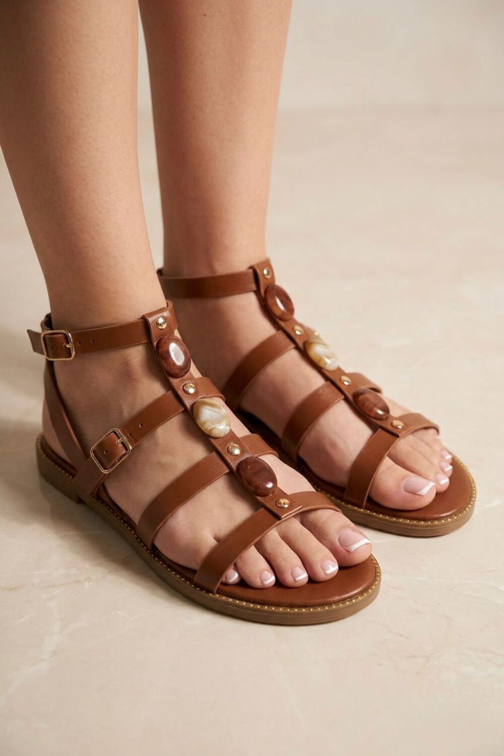 Sandales gladiateur plates à brides multiples pour femmes, ornées de pierres en PU beige